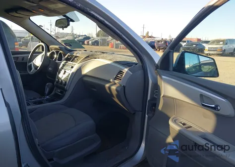 2011 Chevrolet Traverse Ls z USA, uszkodzony, nr VIN 1GNKREED0BJ185937